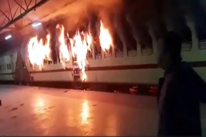Fire Train Injan उज्जैन रेलवे स्टेशन पर खड़ी पैसेंजर ट्रेन में लगी भीषण आग, एक बोगी जलकर ...