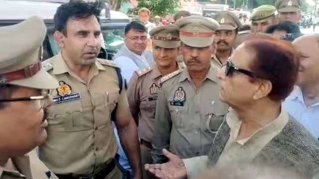 VIDEO: पुलिस चेकिंग में CO से भिड़े आजम खान, याद दिलाया अखिलेश यादव का ...