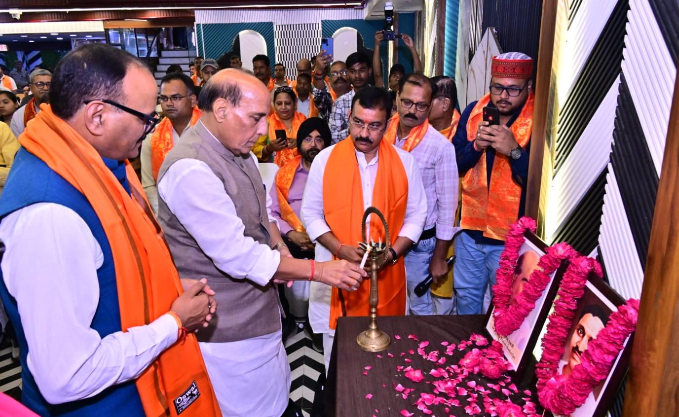 लखनऊ के विकास पर बोले राजनाथ सिंह: जनता से संवाद, विकास कार्यों की समीक्षा और भविष्य की योजनाओं पर रखा विजन