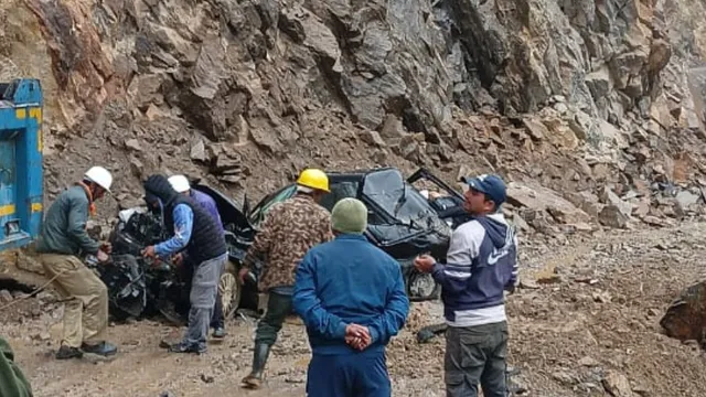 पिथौरागढ़ में दर्दनाक हादसा: पर्यटकों की बोलेरो पर गिरी विशाल चट्टान, ड्राइवर समेत दो की मौत, चार गंभीर घायल