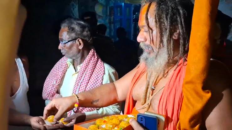 अयोध्या में ‘वंदे मातरम’ कानून बनने पर जश्न का माहौल, संतों ने दीप जलाकर और मिठाइयां बांटकर मनाई खुशी
