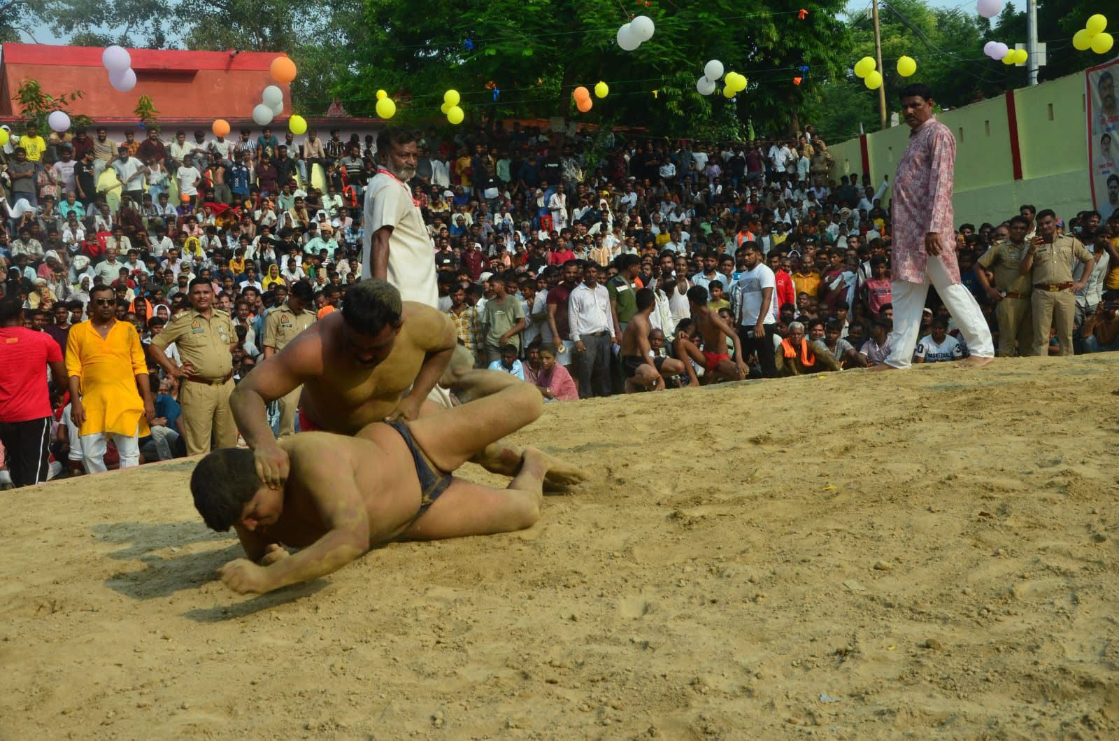 Kanpur: दंगल में पहलवानों ने आजमाए दांवपेंच, भूटान का पहलवान अखाड़े में नहीं उतरा; प्रति​द्वंदी हुए आक्रोशित