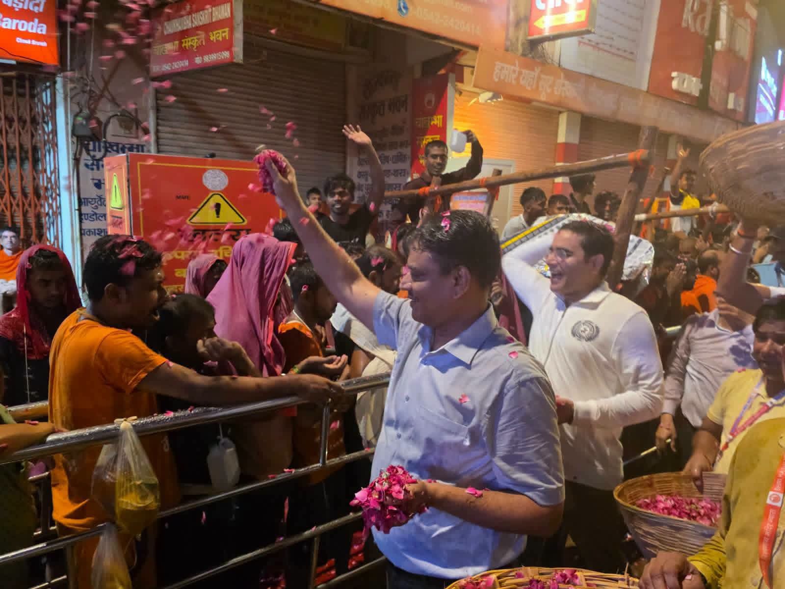 सावन के पहले सोमवार पर काशी शिवमय, बाबा विश्वनाथ के दर्शन के लिए उमड़ा आस्था का सैलाब, एक किलोमीटर लंबी लगी कतार