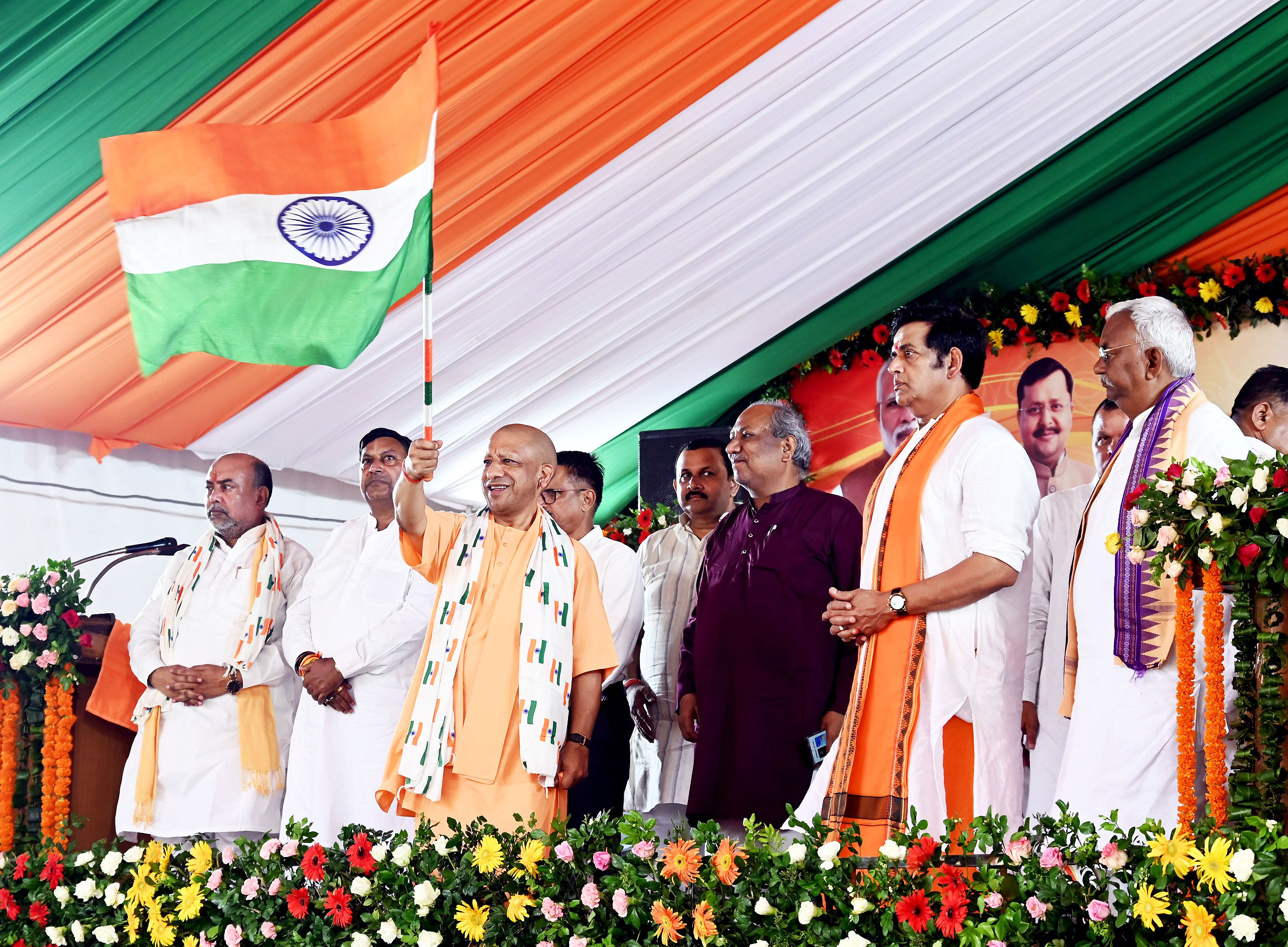 Gorakhpur Tiranga Yatra: CM योगी की अगुवाई में उमड़ा जनसैलाब, तिरंगे के सम्मान को लेकर विपक्ष पर साधा निशाना
