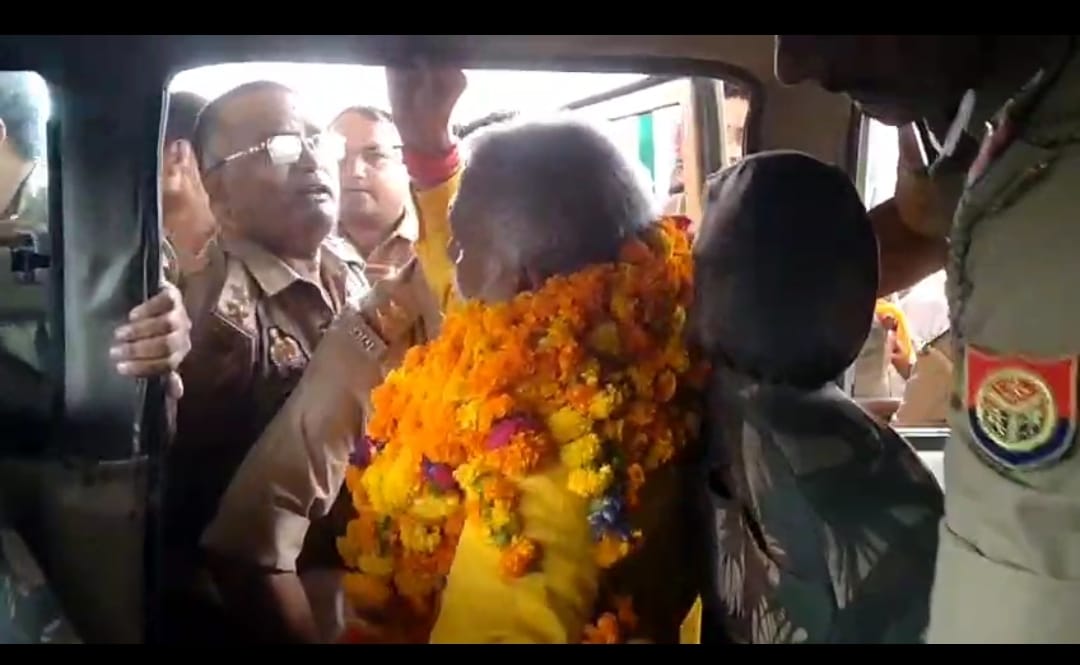 Kanpur: अयोध्या जा रहे कांग्रेसी नेता को पुलिस ने हिरासत में लिया, समर्थकों की झड़प; थाने के बाहर धरने पर बैठे