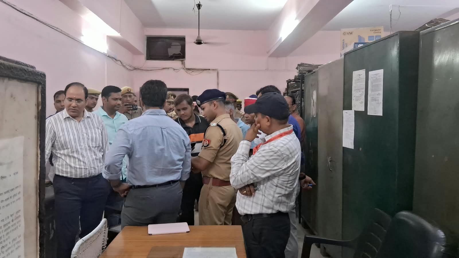 Kanpur: आरटीओ कार्यालय में छापा-दलालों में भगदड़, कैश का हिसाब नहीं दे पाए अधिकारी; दस्तावेज, CCTV फुटेज लिए गए कब्जे में