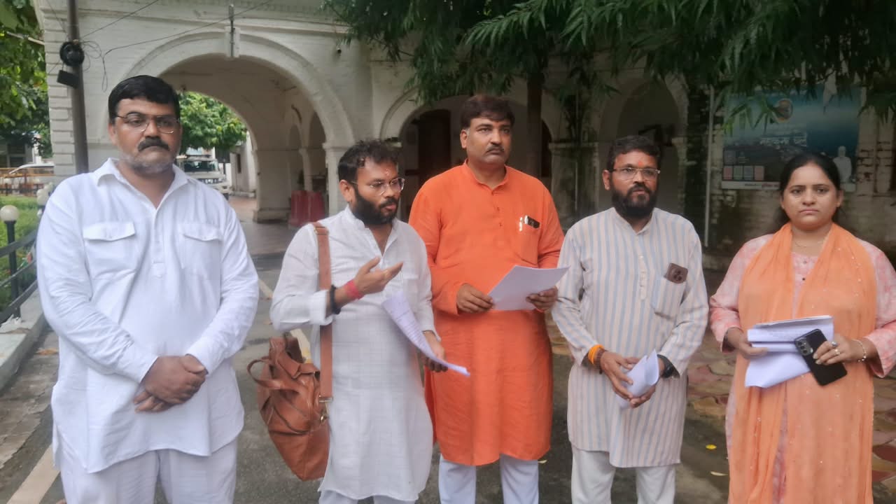 Kanpur: महापौर के खिलाफ मोर्चा खोले BJP पार्षद CP दफ्तर से ‘बैरंग’ वापस, ज्ञापन देने पहुंचे थे