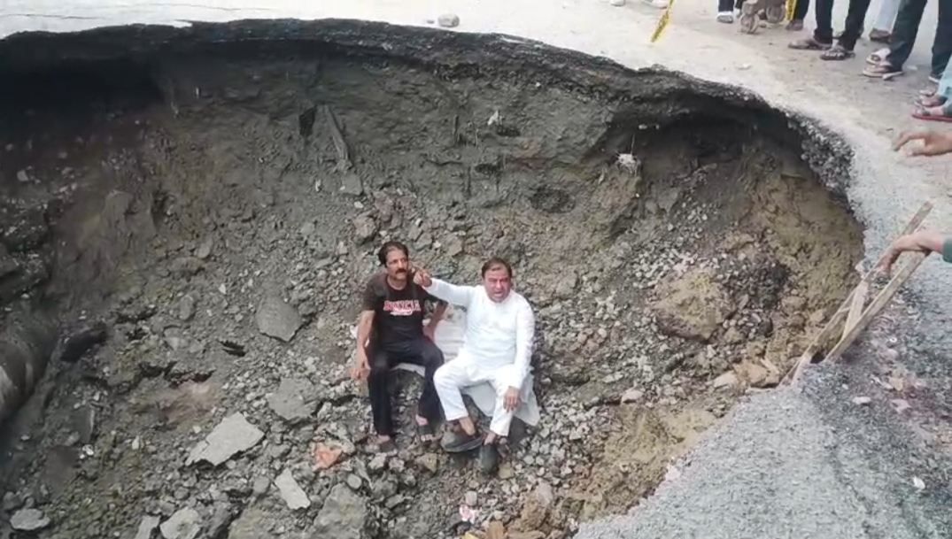 Kanpur: 18 फीट गहरे गड्ढे में साढ़े चार घंटे तक धरने में बैठे विधायक मो. हसन रूमी, जलकल-जलनिगम अफसर पहुंचे
