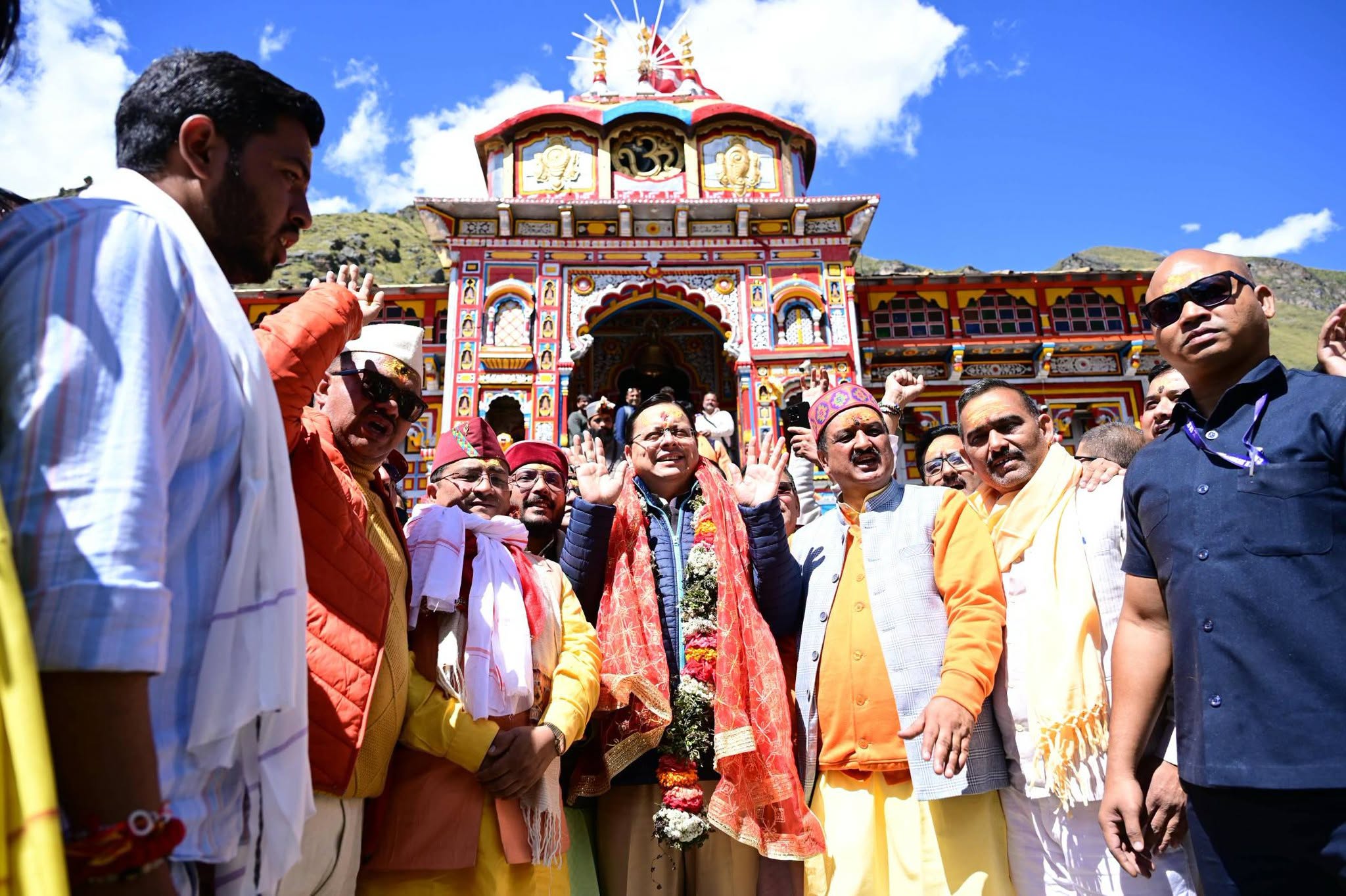 बदरीनाथ पहुंचे CM धामी, भगवान बदरी विशाल के किए दर्शन; मां नंदा देवी मंदिर में पूजा के बाद महिलाओं संग किया चाचणी नृत्य