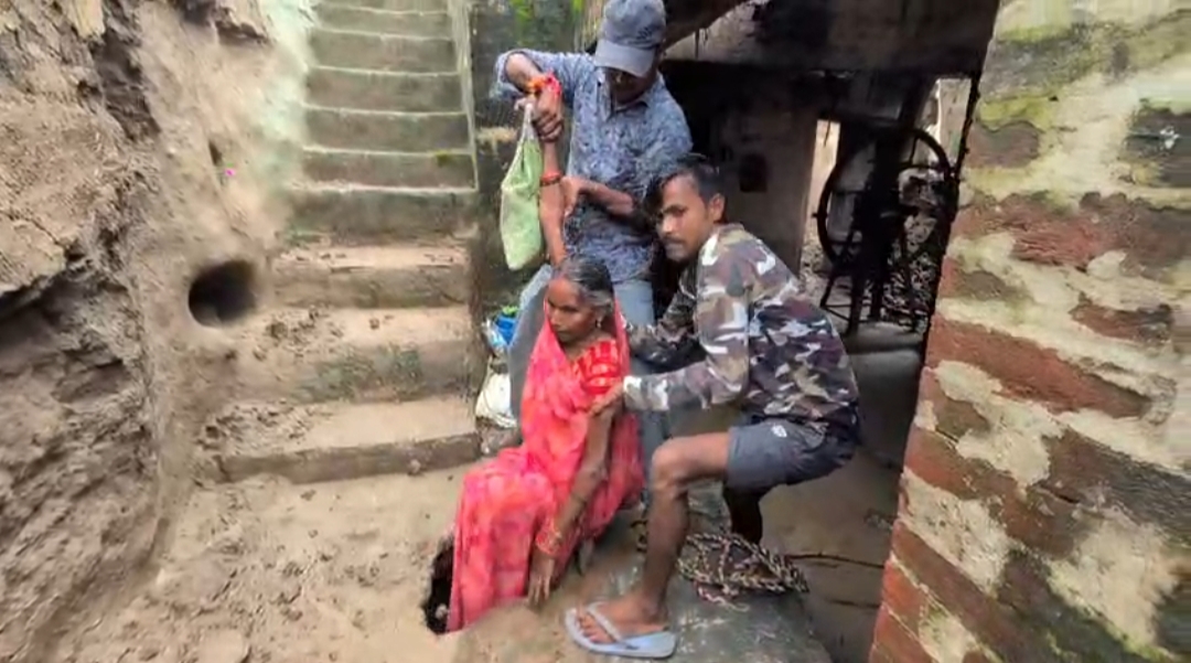 Kanpur: बंद कुएं की मिट्टी अचानक धंसकी, महिला गहरे गड्ढे में गिरी; टल गया महाराजपुर के पुरवामीर जैसा हादसा