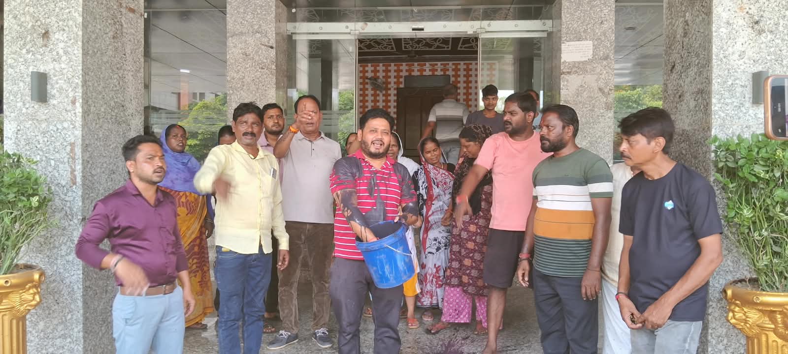 Kanpur: नगर​ निगम मुख्यालय में नाराज BJP पार्षद ने खुद पर डाला कीचड़; जलभराव-गंदगी, दूषित जलापूर्ति से परेशानी
