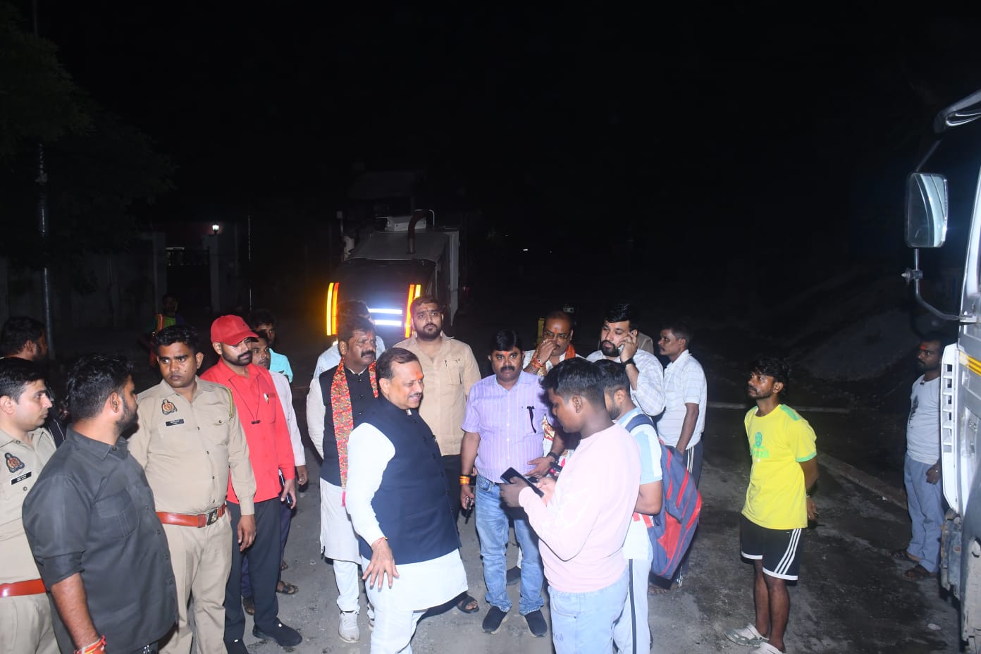 Kanpur: महापौर के बाद देर रात सांसद रमेश अवस्थी ने भी CM ग्रिड वाली सड़क का लिया जायजा, ठेकेदार पर नाराज
